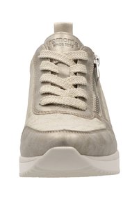 Lyst grå sneaker med en blanding af teksturerede materialer, snørrebånd-design, lynlås på siden og en hvid gummisål.