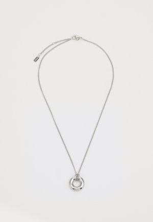 Collier en chaîne argentée avec un double pendentif circulaire au centre texturé et une fermeture à clip. Agrémenté d'un petit tag.