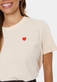 Saint Tropez ZAGI - Paprasti marškinėliai - pearled ivory tigerlily hart