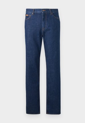 Jeans de denim azul escuro com um design de perna reta, apresentando costuras laranja, estilo de cinco bolsos e cintura com passantes para cinto.