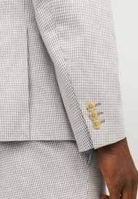 Thumbnail Image 6