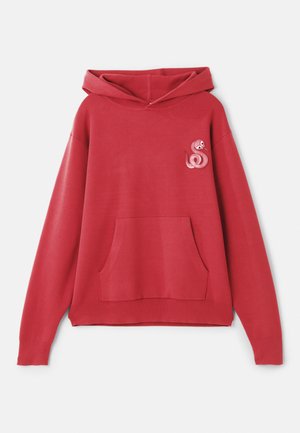 Felpa con cappuccio rossa realizzata in tessuto morbido, con tasca frontale e ricamo decorativo di un serpente rosa nell'area sinistra del petto.