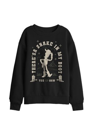 Schwarzer Pullover mit beiger Cowboy-Silhouette, Text „Da ist eine Schlange in meinem Stiefel“ und „Yee Haw“, mit Westernstiefeln und Wüstenhintergrund.