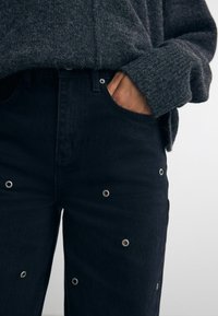 Next EYELET DETAIL BARREL TALL - Sirgete säärtega teksad - washed black