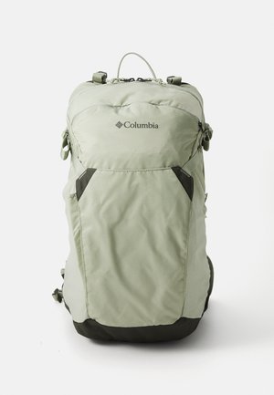 Sac à dos vert clair avec un fond vert foncé, bretelles réglables, poignée supérieure, logo à l'avant et plusieurs poches sur les côtés.
