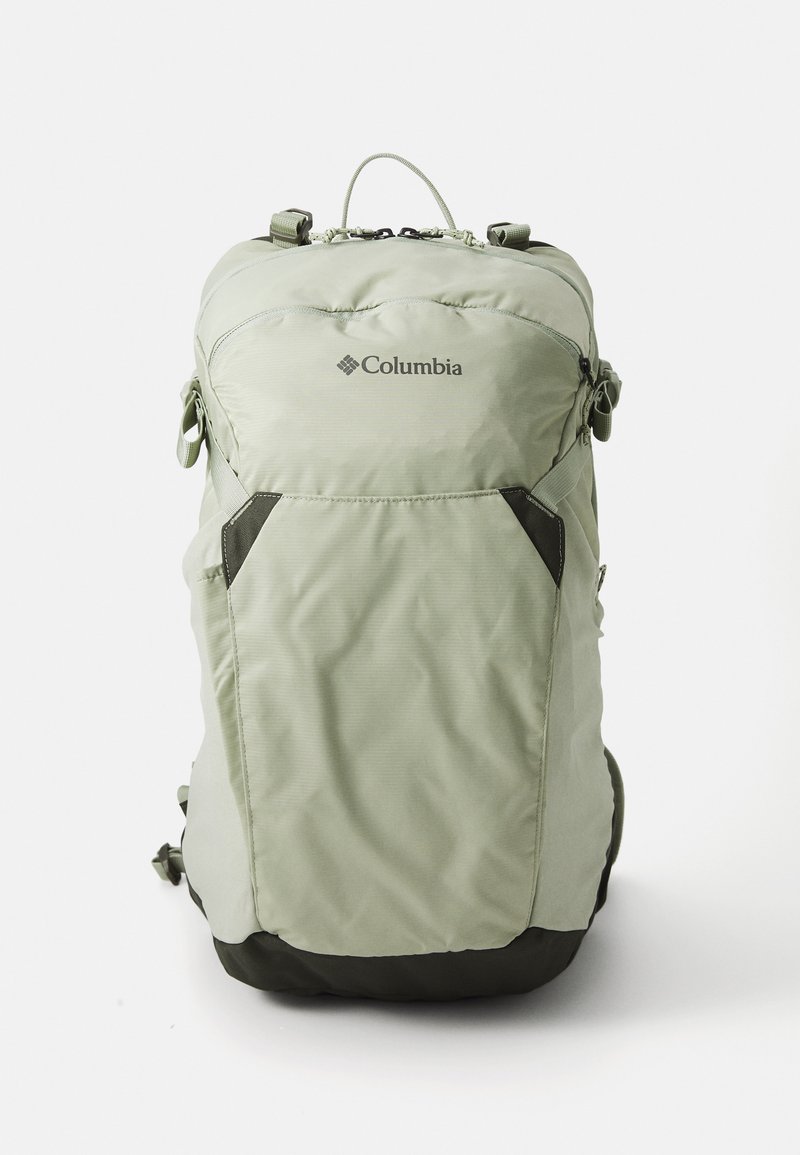 Zaino verde chiaro con fondo verde scuro, spallacci regolabili, maniglia superiore, logo nella parte anteriore e diverse tasche ai lati.