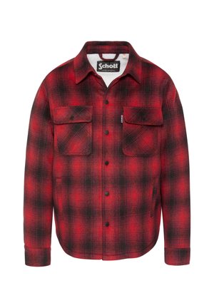 Chemise à carreaux rouge et noire boutonnée, avec deux poches à rabat sur le devant, manches longues et col, avec la marque Schott sur le col.