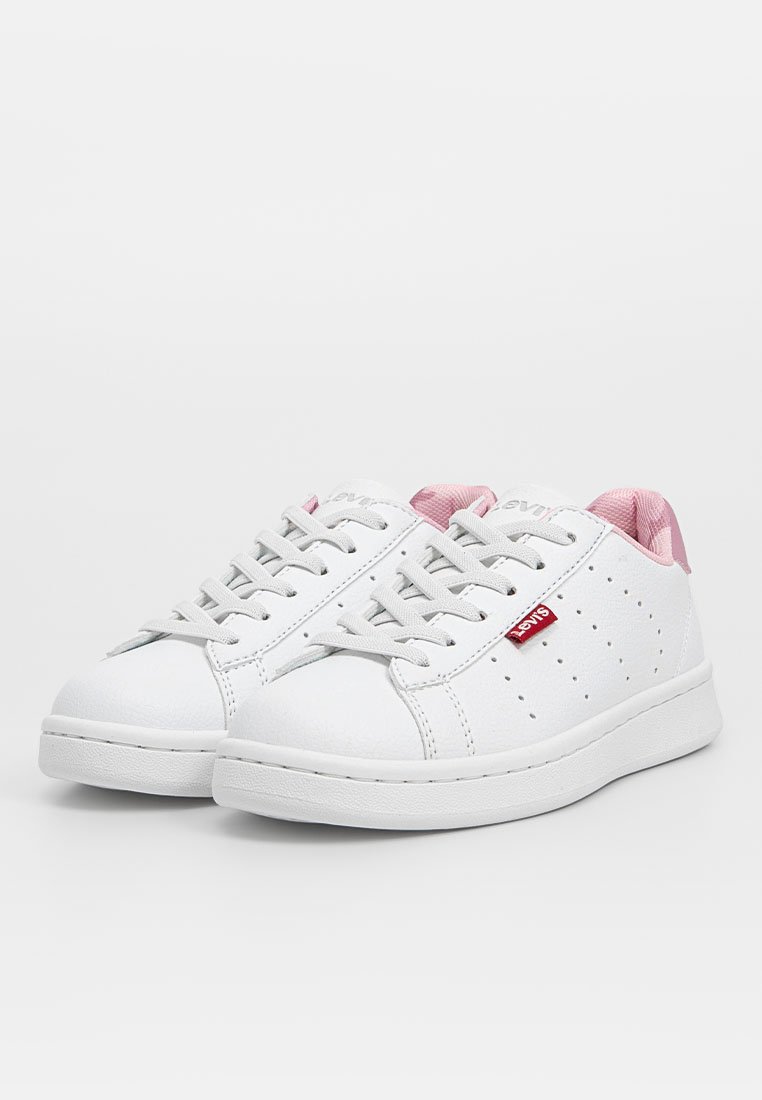Baskets basses blanches avec lacets gris, doublure intérieure rose, côtés perforés et étiquette logo Levi's rouge sur le côté extérieur.