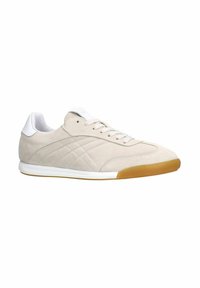 Beige Wildleder-Sneaker mit einer weißen Gummisohle, die eine glatte Textur, dezente Nähte und ein minimalistisches Design aufweist.