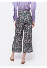 Blommönstrade gröna culotter med hög midja, med en bred bendesign och pastellrosa samt vita blommiga detaljer.