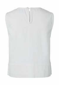 Hvid ærmeløs bluse med knappet nøglehulshalsudskæring og en bred kant forneden.