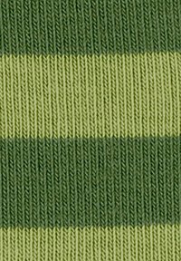 Tessuto a maglia con strisce alternate in diverse sfumature di verde e verde chiaro. La texture è a costine con una sensazione morbida e elastica.