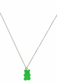 Ciondolo a forma di orsetto gommoso verde su una collana in argento; il ciondolo presenta una superficie testurizzata e caratteristiche arrotondate tipiche del design di caramelle.