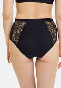 Bragas negras de talle alto con paneles laterales de encaje que presentan motivos florales. Textura suave, ajuste cómodo y banda elástica.