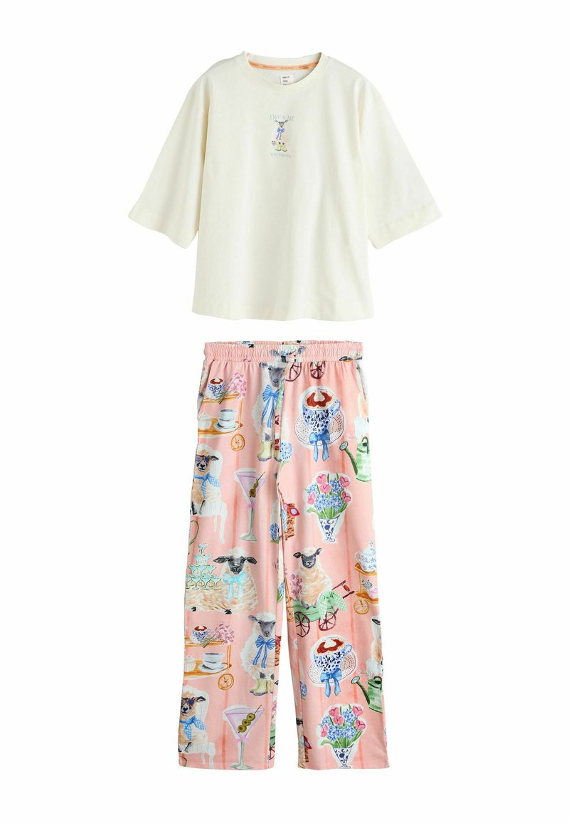 Crèmekleurige top met lange mouwen en een kleine geborduurde theetijd-illustratie, gecombineerd met roze pyjamabroek met schapen, bloemen en theekransjes.