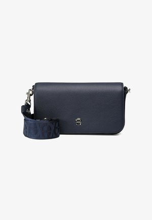 Sac bandoulière en cuir bleu marine à texture lisse, avec un logo en métal argenté et une sangle réglable imprimée.