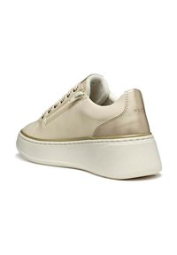 Scarpa da ginnastica beige con accenti metallici, design basso, tomaia in pelle testurizzata, chiusura frontale con lacci e suola piattaforma bianca con dettagli di cucitura.