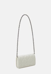 Biała, pikowana torebka z eko skóry o prostokątnym kształcie, z czarnym łańcuszkowym paskiem i przeszyciami w kształcie diamentów na przedzie.