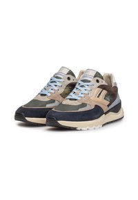 Sneakers multicolori che presentano un mix di materiali in pelle scamosciata e tessuto, con un design a strati, lacci blu e una suola in gomma testurizzata.
