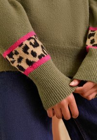 Love & Roses SUPER COSY CREW NECK - Pulover - khaki green