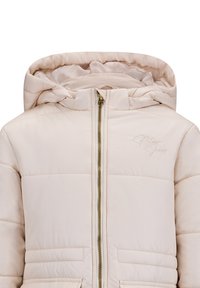 Gewatteerde winterjas in lichtbeige, met rits aan de voorkant, capuchon en twee steekzakken aan de voorkant. Gouden hardware en tone-on-tone borduursel details.