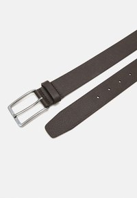 Ceinture en cuir brun avec une finition texturée, dotée d'une boucle en métal argenté et de plusieurs trous de réglage le long de la sangle.