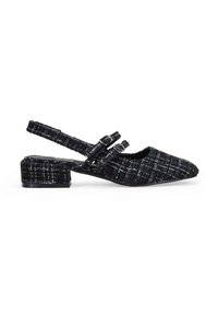 Chaussure slingback en tweed noir avec deux sangles ajustables, petit talon carré et tissu texturé arborant des accents argentés dans un motif à carreaux.