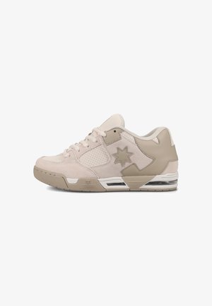 Beige mockasinsneaker med meshpaneler och gummisula. Har en rund tå, snörning och en stjärnlogotyp på sidan.