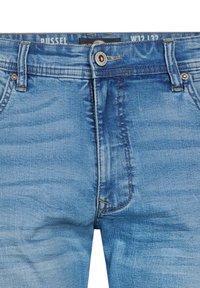 Helleblaue Denim-Jeans mit Reißverschluss und Knopfverschluss. Verfügt über fünf Taschen und subtile Verblassungsdetails für ein strukturiertes Aussehen.