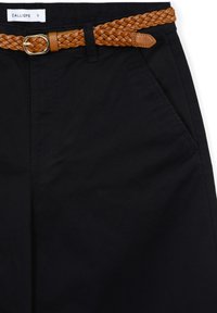 Pantaloni neri con una cintura in pelle intrecciata marrone. La cintura presenta una fibbia color oro. I pantaloni hanno due tasche frontali e una texture liscia.