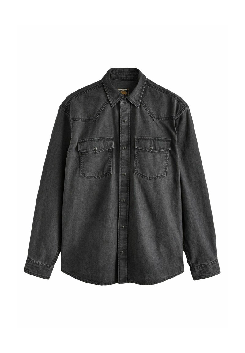 Camicia di jeans grigia scura con maniche lunghe, patta con bottoni, due tasche sul petto e colletto a punta. Presenta un design con yoke in stile western.