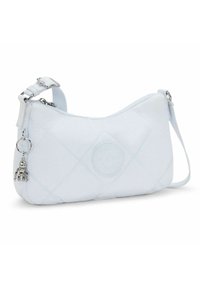 Quiltad ljusblå handväska med en svängd form, silverfärgad hårdvara och en avtagbar rem. Har en logopatch och en charmaccessoar.