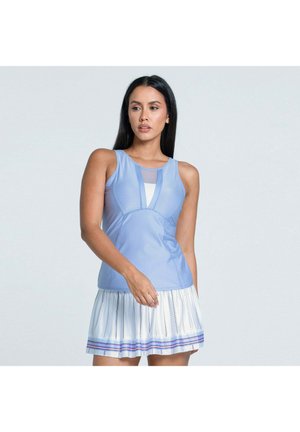 Frau trägt ein ärmelloses hellblaues Sporttop mit Mesh-Einsätzen und einen weißen Faltenrock mit blauen Akzenten, steht vor einem weißen Hintergrund.