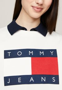Tommy Jeans FLAG OVERSIZED FIT - Felpa - ancient white