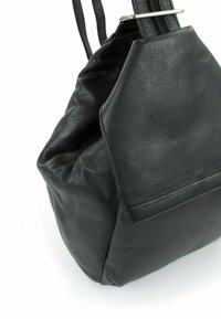 Zwarte leren tas met een gestructureerde afwerking. Beschikt over een driehoekige vorm, een ritssluiting aan de bovenkant en een platte zak aan één kant. Twee verstelbare banden.