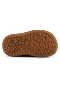 Hnedá gumená podrážka s textúrovaným vlnitým vzorom, s výrazne zobrazeným logom "WODEN". Odolná konštrukcia s viditeľným dezénom pre trakciu.