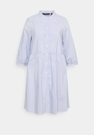 Robe chemise rayée avec un col chemise, une patte de boutonnage et des manches trois-quarts. Fabriquée en tissu léger à rayures bleues et blanches.