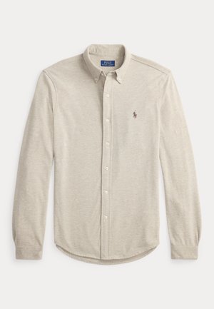 Ανοιχτό γκρι πουκάμισο με μακριά μανίκια και κουμπιά, κατασκευασμένο από μαλακό ύφασμα. Διαθέτει κλασικό γιακά, καμπυλωτό τελείωμα και μικρό λογότυπο στο στήθος.