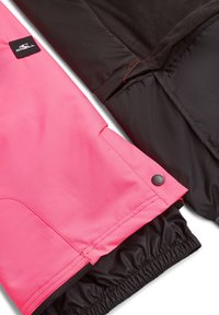 Roze en zwarte waterdichte jassecties met elastische manchetten, drukknoopdetail en zachte voering, die contrasterende kleuren en texturen laten zien.