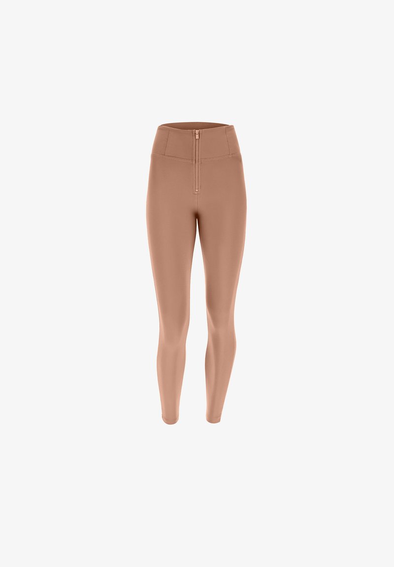 Leggings de talle alto en color nude, confeccionados con una tela suave y elástica, con cierre con cremallera en la parte delantera y un silueta ajustada.