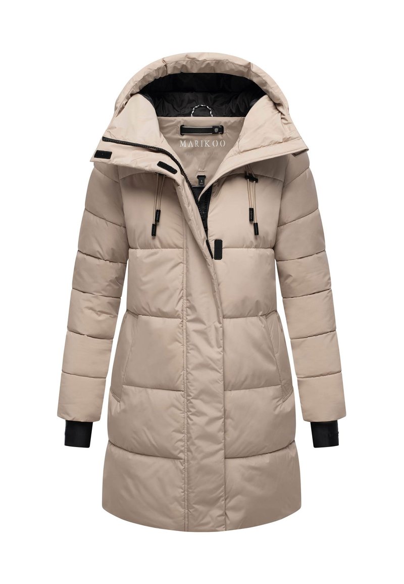 Veste d'hiver en duvet beige avec capuche, fermeture éclair à l'avant, cordons de serrage, deux poches et poignets intérieurs noirs, présentée de face sur un fond blanc.