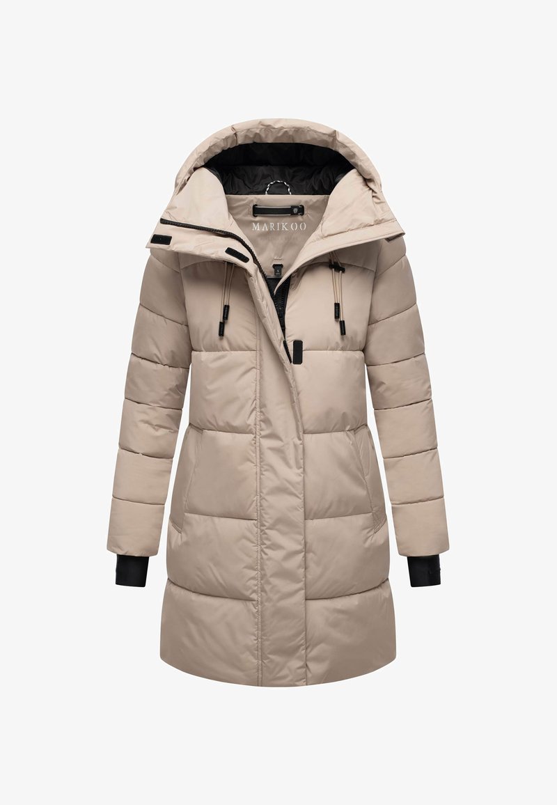 Beige polstret vinterjakke med hætte, frontlynlås, snoretræk, to lommer og sorte indersleeves, vist frontalt på hvid baggrund.