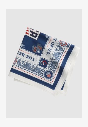 Écharpe blanche et bleue pliée avec des motifs de football américain, des drapeaux américains, des motifs cachemire, des étoiles et un texte faisant référence à l'équipe nationale.
