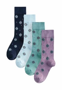 Fire par sokker i varierende farver: mørkeblå, lyseblå, grøn og lavendel. Hver har et blomster mønster hen over stoffet.