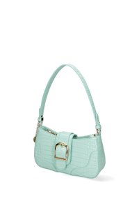 Mintgroene handtas met een krokodillenstructuur, een gebogen schouderriem en een opvallende gouden sluiting op een klep.