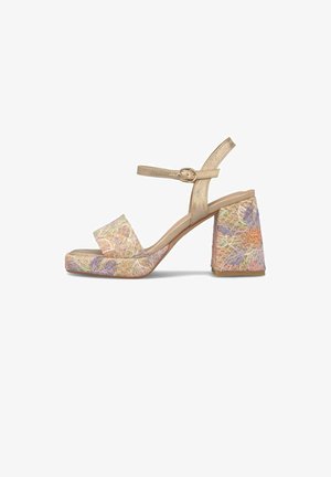 Beige sandaal met open teen, enkelriempje en blokhak, met een meerkleurig bloemmotief op de hak en het plateauzool.