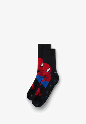 Calcetines negros con diseño de Spider-Man en rojo y azul, con puntos de goma antideslizantes en las suelas para mayor agarre y una textura suave.