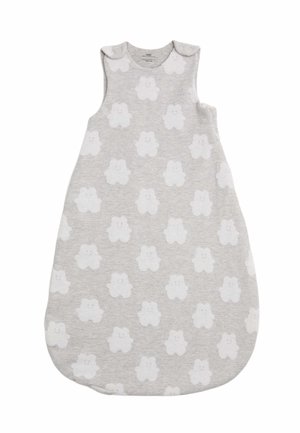 Šedý dětský spací pytel bez rukávů s bílými vzory medvídků a zapínáním na patentky na ramenech.