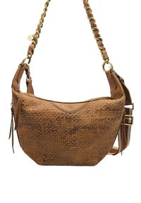 Sac à bandoulière en cuir tressé de couleur marron clair, doté d'une fermeture éclair, d'une sangle tressée et d'accents en métal. Surface texturée avec un design à motifs.