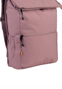 Roze stoffen rugzak met een gestructureerd oppervlak, bovenflap, twee ritssluitingen en een zijvak. Bevat een logo-label en oranje accent.